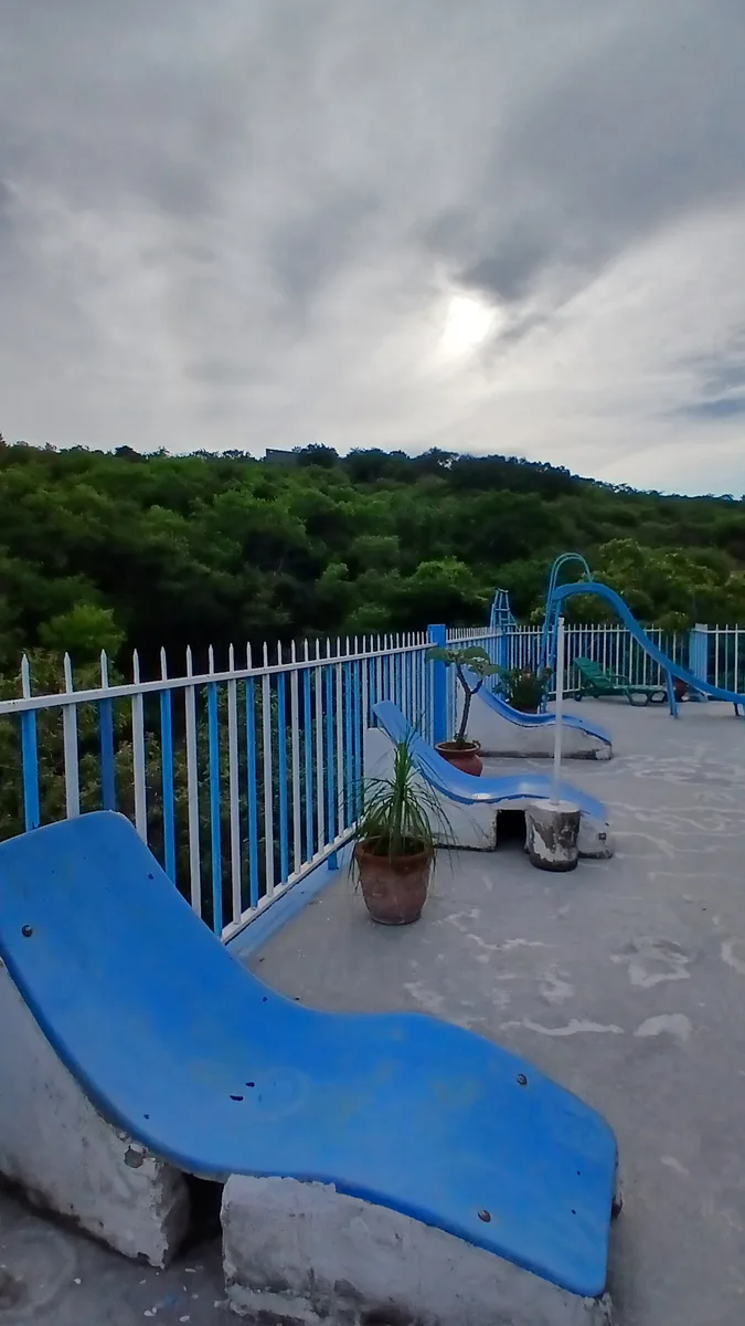 Área de descanso y camastros en El Encanto