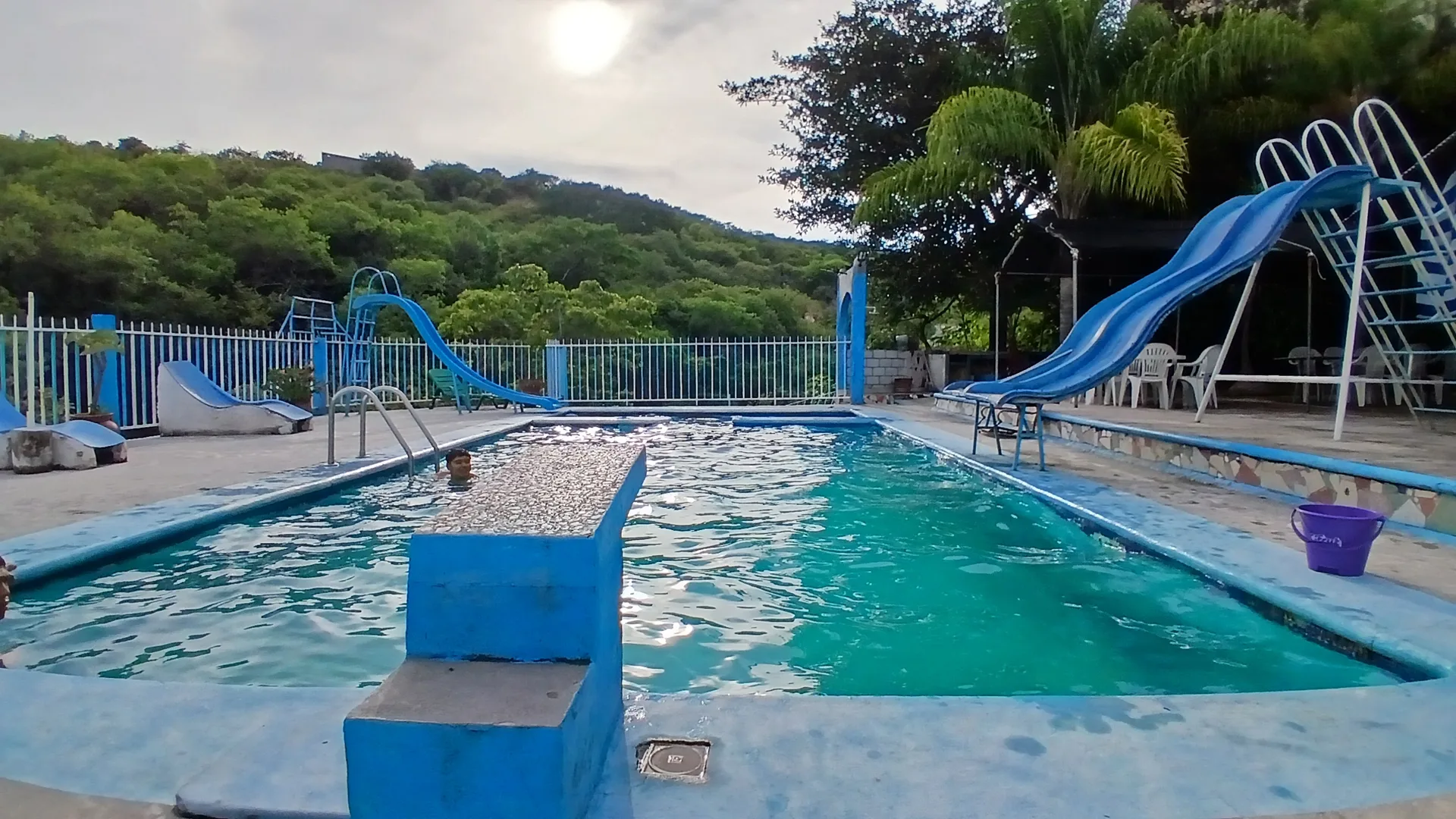 Alberca y toboganes en El Encanto Cuernavaca